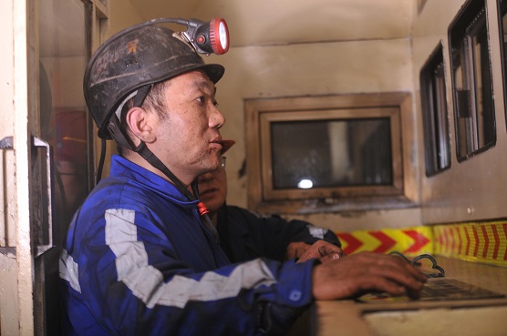 全神贯注视察采煤机运行情形 刘强摄.jpg