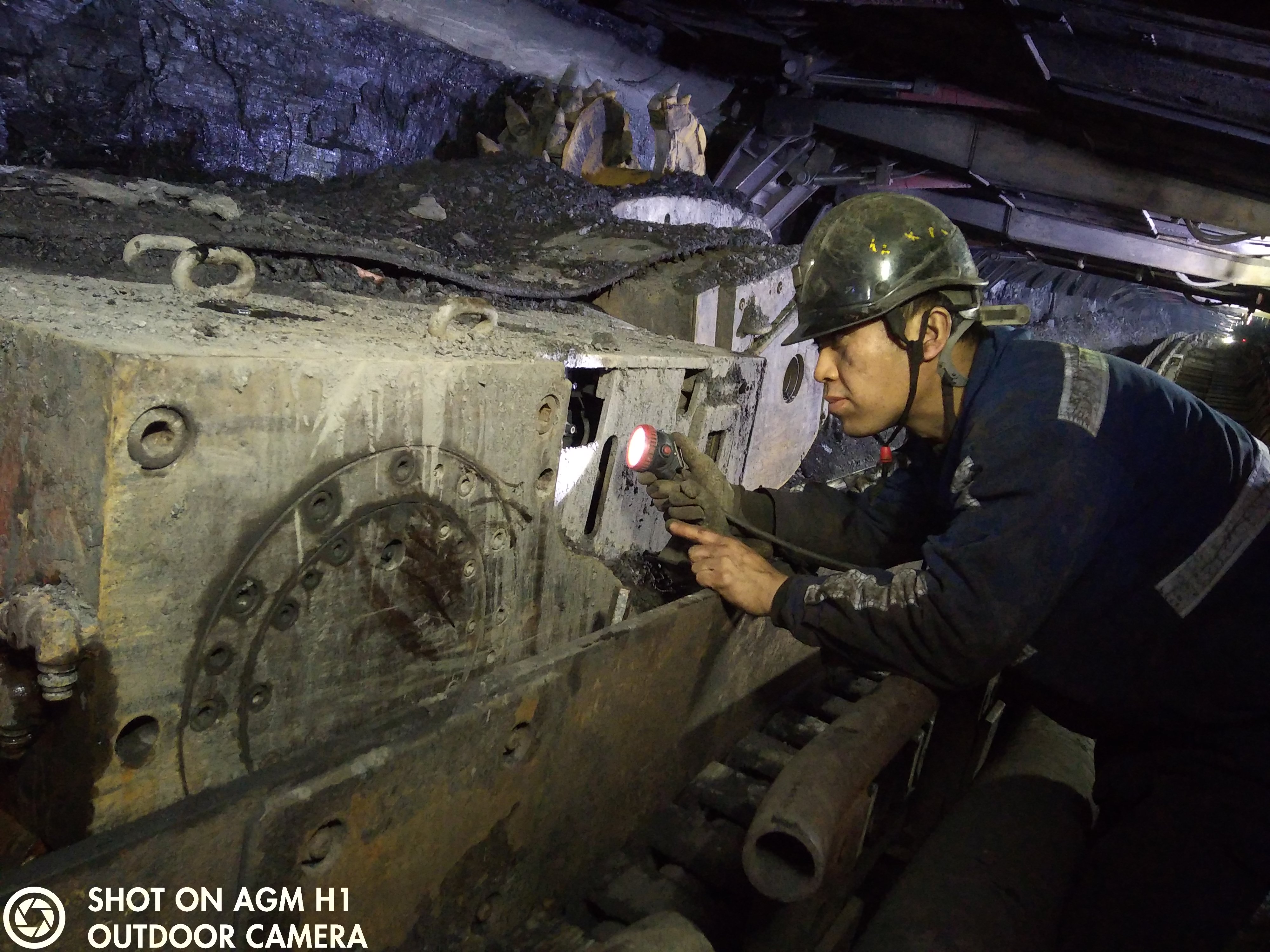 0点20分，，，，，，，煤机磨练工武艳龙检查煤机油脂    张锋摄.jpg