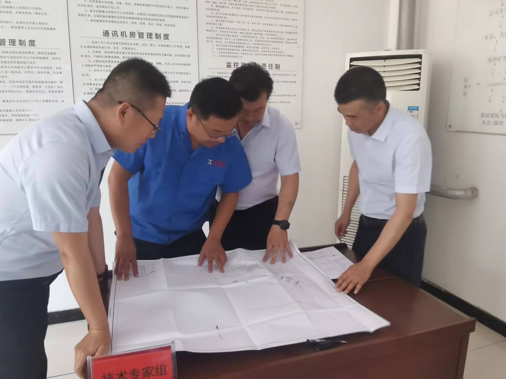 手艺组成员研究救灾计划  南渭平 摄.jpg