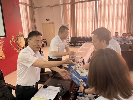 工会向导发放慰问品  曹伟伟摄.jpg