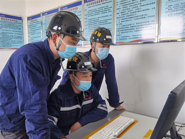 机修厂风井乏风机房岗师带徒学操作   王超  摄.jpg