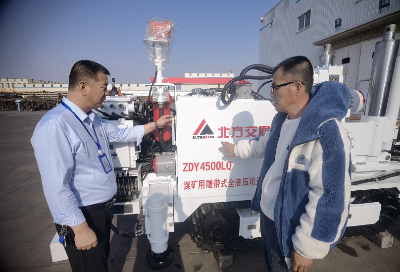 拍摄：任兴林，，，，，，，，支部书记相识钻机的操作.jpg