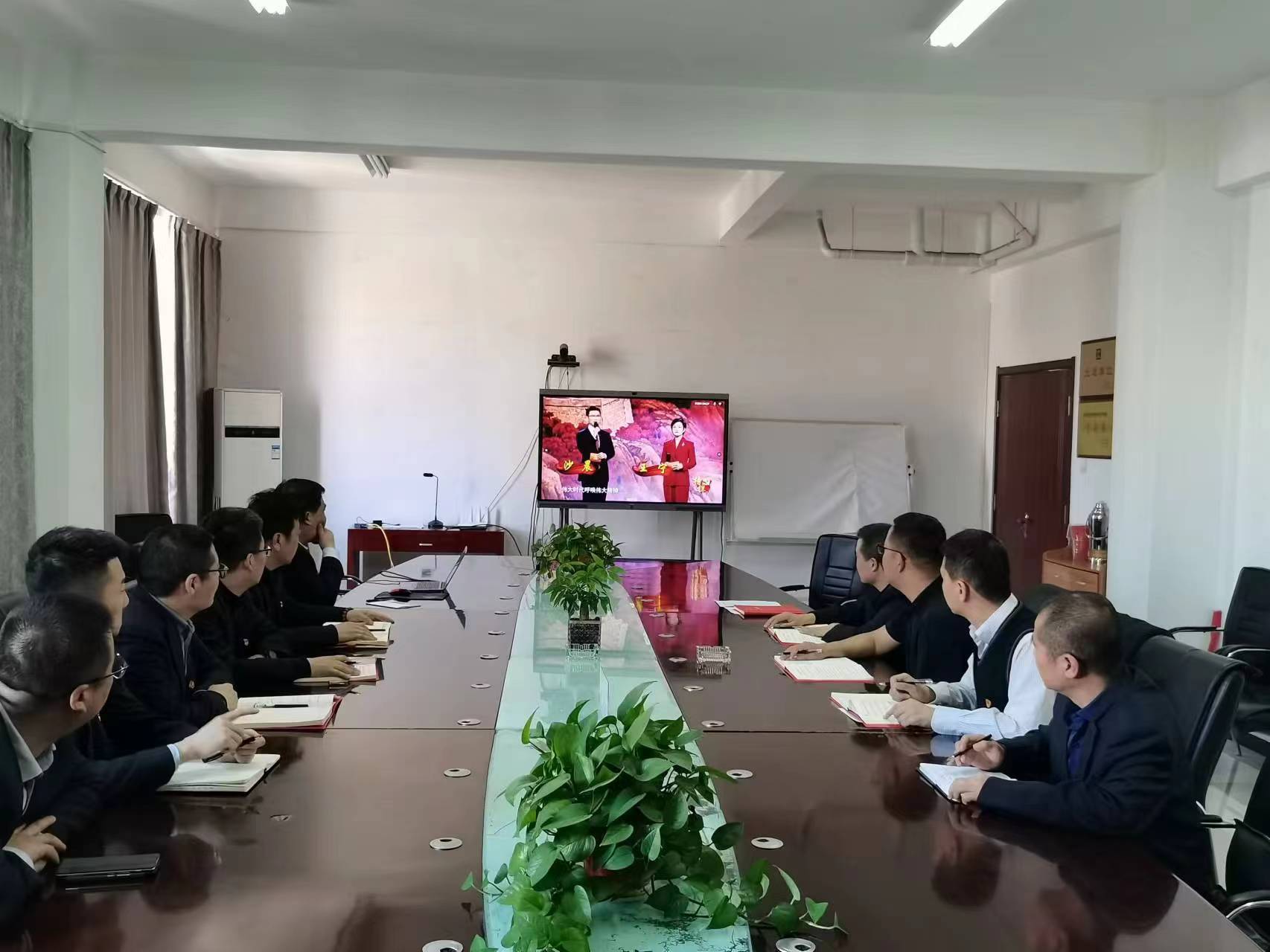 图1：组织党员干部寓目《模范7》   尚波波提供.jpg