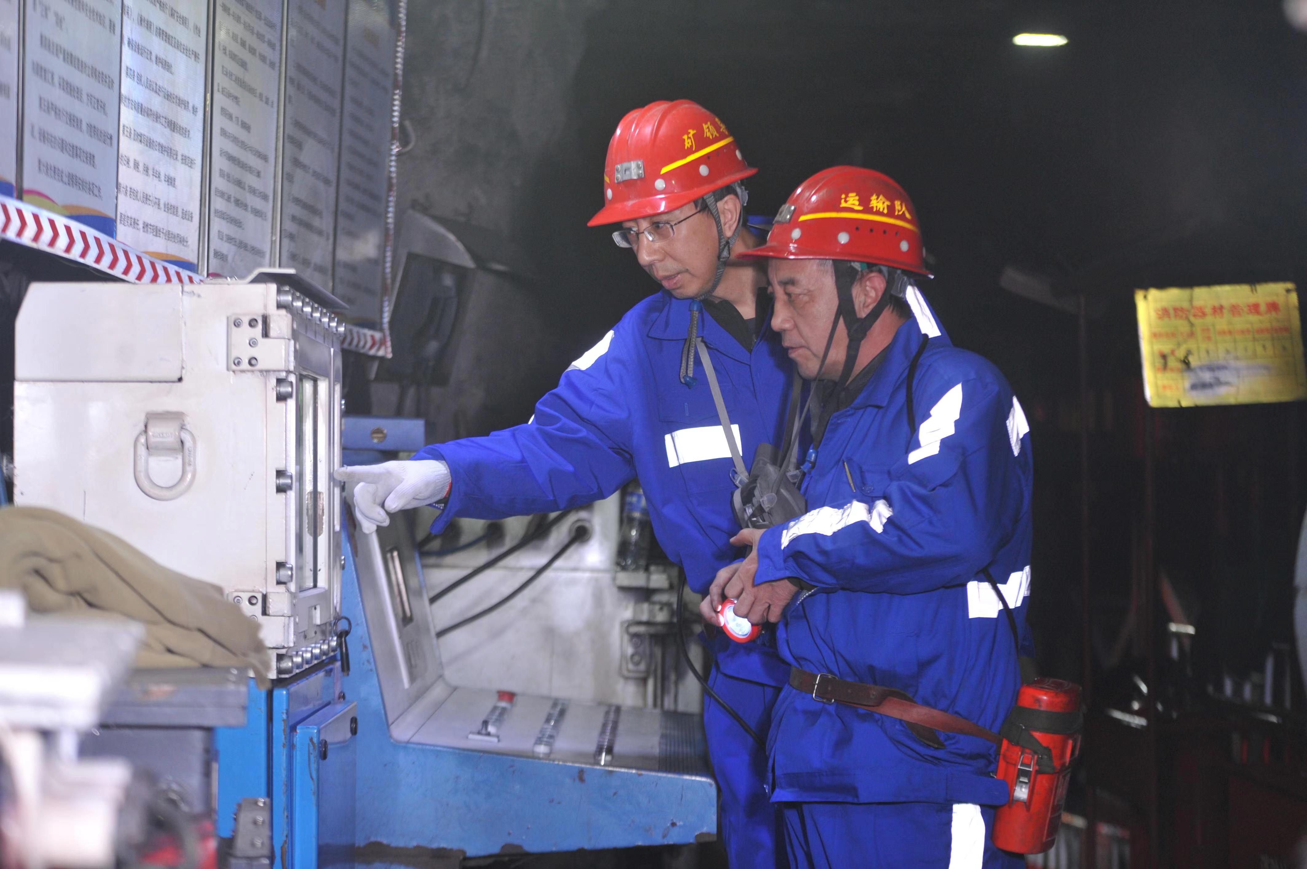 矿向导现场带班  李国辉摄.jpg