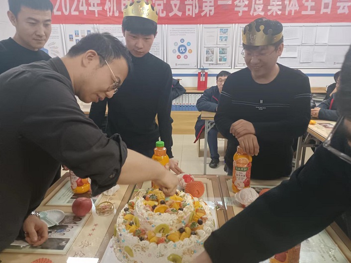 寿星吃蛋糕，，，，，，，许愿-刘随平提供.jpg